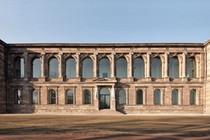  Eine „Schöne Aussicht“ bieten die Fenster der Wandelgalerie und der Loggia in der Neuen Galerie in Kassel den Besuchern zur gleichnamigen Straße hinFotos: Benedikt Kraft 