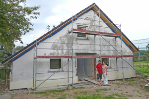  Westseite zum Garten während der Sanierung, zufriedene Baufamilie: „es macht Spaß mitzuerleben, wie alles schöner wird“. 