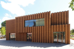  In der Stirnseite der Montessori- Schule stechen breite Lisenen aus dem Mauerwerk hervor
Foto: Hagemeister 