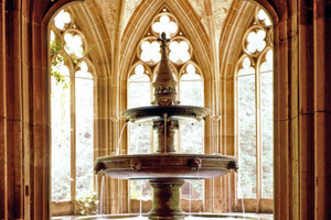  Der Dreischalenbrunnen ist das Wahrzeichen des Klosters Maulbronn 