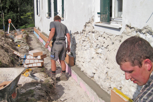  Das neu entstandene Fundament diente der Wärmedämmfassade als Sockel 