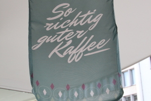  Nettes Detail: Fahne mit der Aufschrift "So richtig guter Kaffee" 