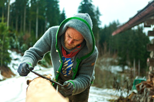  Die Handwerker Stefan und Manuel sanierten die Berghütten teilweise mit dem noch nutzbaren Holz aus den Berghütten Foto: Mafell/Julian Weigand 