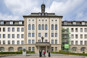  Die historische Fassade des Mutterhauses der Stiftung Dominikus-Ringeisen-Werk in Ursberg wurde von Jugendlichen mit Lernschwierigkeiten unter Anleitung von Gesellen und Ausbildern vorbildlich renoviert Fotos: Caparol/Martin Duckek 