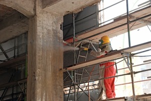  Vorbereitende Arbeiten zur Betonsanierung auf der Baustelle des ehemaligen Hauses der Einheit in Berlin 