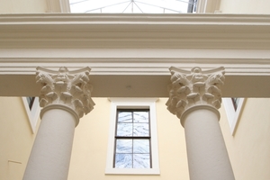  Säulenkapitelle im Lichthof 