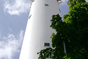  Der Kirchturm in Hanau-Lamboy nach der Sanierung: Nichts erinnert mehr an die meterlangen Risse 