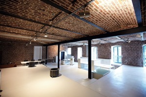  Unter den erhalten gebliebenen Ziegelkappendecken präsentiert sich die Büromöbelausstellung auf ebenfalls beibehaltenen unterschiedlichen Bodenniveaus 
